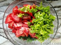 Фото приготовления рецепта: Салат с помидорами, телятиной и сухариками - шаг №12