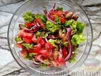 Фото приготовления рецепта: Салат с помидорами, телятиной и сухариками - шаг №13