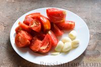 Фото приготовления рецепта: Стручковая фасоль в томатном соусе со сладким перцем, чесноком и зеленью (на зиму) - шаг №4