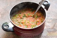 Фото приготовления рецепта: Стручковая фасоль в томатном соусе со сладким перцем, чесноком и зеленью (на зиму) - шаг №11