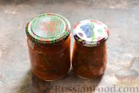Фото приготовления рецепта: Стручковая фасоль в томатном соусе со сладким перцем, чесноком и зеленью (на зиму) - шаг №14