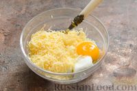 Фото приготовления рецепта: Слоёный тарт с творожно-сырной начинкой и сладким перцем - шаг №7