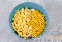 Фото приготовления рецепта: Салат с курицей, болгарским перцем, кукурузой и сыром - шаг №5
