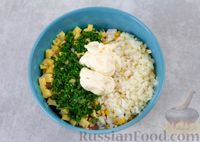 Фото приготовления рецепта: Салат с курицей, болгарским перцем, кукурузой и сыром - шаг №7