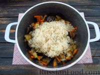 Фото приготовления рецепта: Рис с баклажанами и морковью - шаг №9