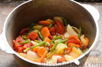 Фото приготовления рецепта: Салат из стручковой фасоли, помидоров и сладкого перца (на зиму) - шаг №8