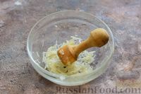 Фото приготовления рецепта: Тушёная говядина в орехово-чесночном соусе - шаг №9