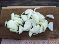 Фото приготовления рецепта: Жареная куриная грудка с грибами и сладким перцем - шаг №5