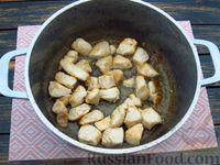 Фото приготовления рецепта: Жареная куриная грудка с грибами и сладким перцем - шаг №7