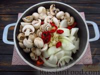 Фото приготовления рецепта: Жареная куриная грудка с грибами и сладким перцем - шаг №9