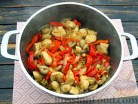 Фото приготовления рецепта: Жареная куриная грудка с грибами и сладким перцем - шаг №11