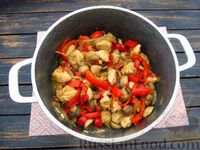 Фото приготовления рецепта: Жареная куриная грудка с грибами и сладким перцем - шаг №13