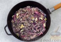 Фото приготовления рецепта: Пеппероната (рагу из болгарского перца в томатном соусе) - шаг №3
