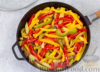 Фото приготовления рецепта: Пеппероната (рагу из болгарского перца в томатном соусе) - шаг №6