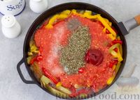 Фото приготовления рецепта: Пеппероната (рагу из болгарского перца в томатном соусе) - шаг №9