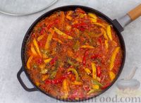 Фото приготовления рецепта: Пеппероната (рагу из болгарского перца в томатном соусе) - шаг №10