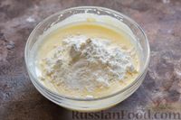 Фото приготовления рецепта: Кекс со сливочным сыром и лимонной глазурью - шаг №7