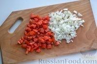 Фото приготовления рецепта: Минтай, запечённый с помидорами и луком, в капустных листьях - шаг №4