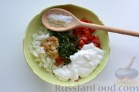 Фото приготовления рецепта: Минтай, запечённый с помидорами и луком, в капустных листьях - шаг №6
