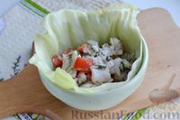 Фото приготовления рецепта: Минтай, запечённый с помидорами и луком, в капустных листьях - шаг №10