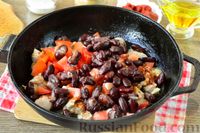 Фото приготовления рецепта: Курица с фасолью, в томатном соусе - шаг №11