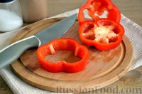 Фото приготовления рецепта: Яичница в перце, с помидорами - шаг №2