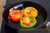 Фото приготовления рецепта: Яичница в перце, с помидорами - шаг №6