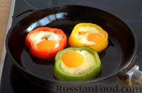 Фото приготовления рецепта: Яичница в перце, с помидорами - шаг №7