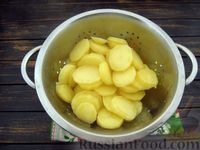 Фото приготовления рецепта: Рыба, запечённая с картошкой, в луково-сливочном соусе - шаг №5