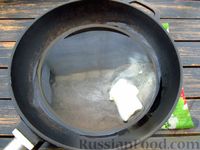 Фото приготовления рецепта: Рыба, запечённая с картошкой, в луково-сливочном соусе - шаг №7