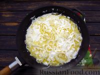 Фото приготовления рецепта: Рыба, запечённая с картошкой, в луково-сливочном соусе - шаг №13