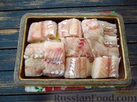 Фото приготовления рецепта: Рыба, запечённая с картошкой, в луково-сливочном соусе - шаг №17