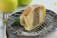 Фото приготовления рецепта: Яблоки в слоёном тесте, с орехами, мёдом и семечками - шаг №10
