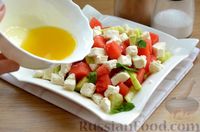Фото приготовления рецепта: Салат с помидорами, огурцами и яичной заправкой - шаг №2