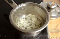 Фото приготовления рецепта: Сырный суп с грушей и грецкими орехами - шаг №2