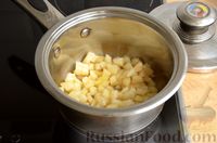 Фото приготовления рецепта: Сырный суп с грушей и грецкими орехами - шаг №4