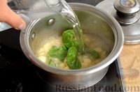 Фото приготовления рецепта: Сырный суп с грушей и грецкими орехами - шаг №5