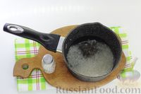 Фото приготовления рецепта: Слоёный салат с рисом, шпротами и яйцами - шаг №2