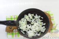 Фото приготовления рецепта: Слоёный салат с рисом, шпротами и яйцами - шаг №3