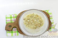 Фото приготовления рецепта: Слоёный салат с рисом, шпротами и яйцами - шаг №6