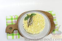 Фото приготовления рецепта: Слоёный салат с рисом, шпротами и яйцами - шаг №11