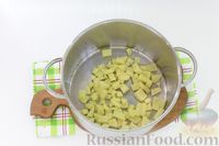 Фото приготовления рецепта: Суп с килькой в томате, рисом, помидорами и сладким перцем - шаг №2