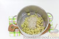 Фото приготовления рецепта: Суп с килькой в томате, рисом, помидорами и сладким перцем - шаг №3