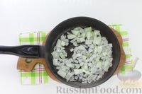 Фото приготовления рецепта: Суп с килькой в томате, рисом, помидорами и сладким перцем - шаг №5