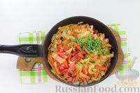 Фото приготовления рецепта: Суп с килькой в томате, рисом, помидорами и сладким перцем - шаг №7