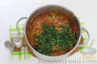Фото приготовления рецепта: Суп с килькой в томате, рисом, помидорами и сладким перцем - шаг №12