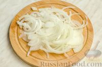 Фото приготовления рецепта: Картофель, запечённый с опятами, луком и сметаной, под сыром - шаг №4