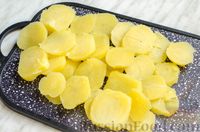 Фото приготовления рецепта: Картофель, запечённый с опятами, луком и сметаной, под сыром - шаг №7