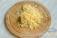 Фото приготовления рецепта: Картофель, запечённый с опятами, луком и сметаной, под сыром - шаг №8