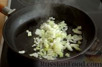 Фото приготовления рецепта: Рис с луком и томатной пастой - шаг №2